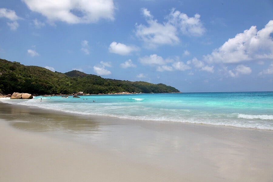 Anse Lazio dans une petite baie