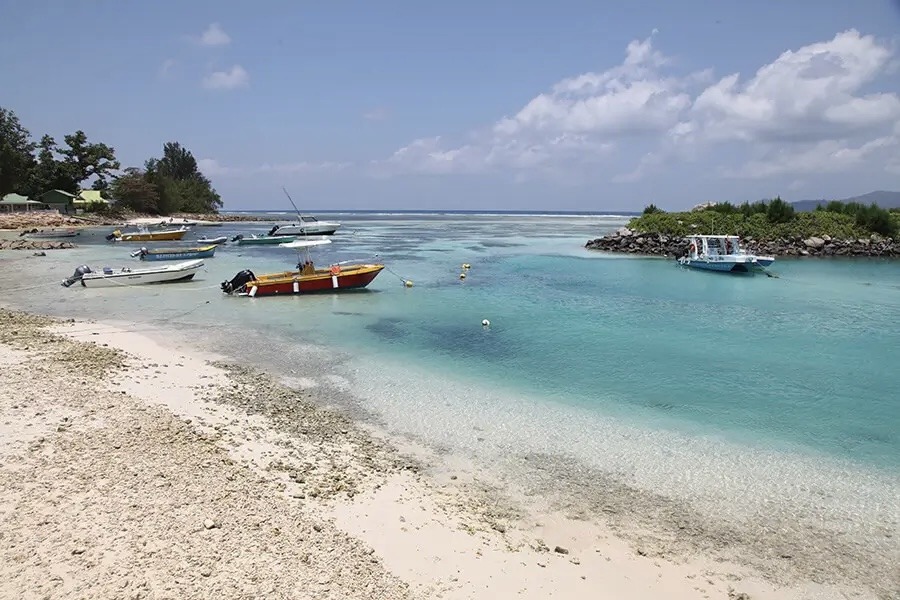 Vue sur la baie proche de La Passe, ville principale de La Digue aux Seychelles