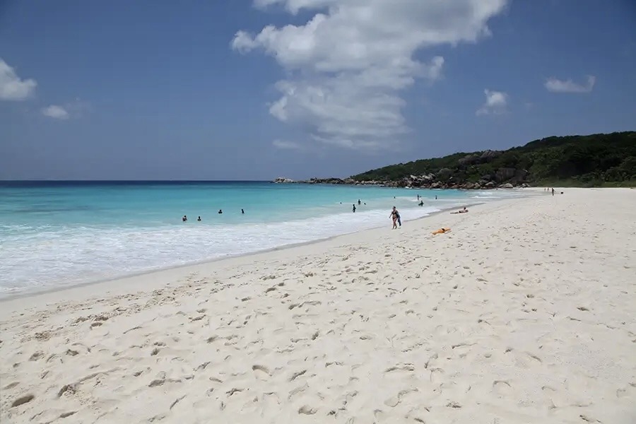 Plage de sable blanc Grande Anse sur l’île de La Digue, Seychelles, parfaite pour les familles.