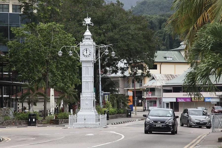 Horloge Little Ben à Victoria, Mahé, Seychelles, symbole colonial et attraction touristique.