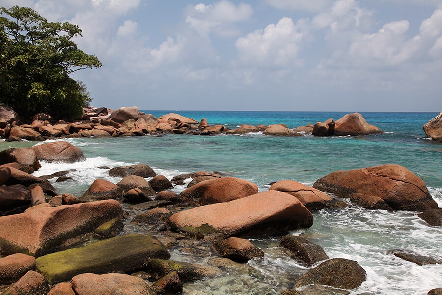 Rochers granitiques roses à Source d’Argent, La Digue